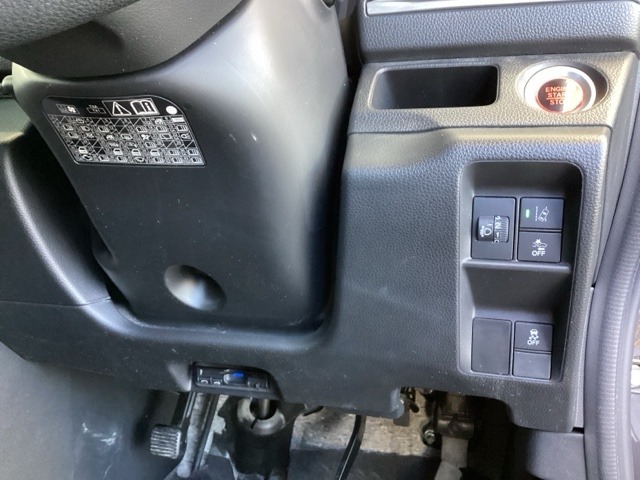 左側に高速で便利なETCがあり、横滑りを防ぐVSAなどのスイッチは、運転席の右側、手の届きやすい位置にあります。