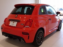 丸みを帯びてスーッと伸びるルーフラインがサイドに柔らかい印象を与えます。