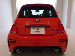 テールレンズは縦長のドーナツ型で、真ん中の部分はボディと同色になっています。