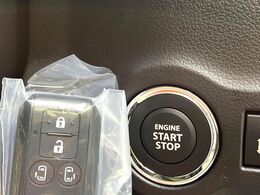 【キーレススタートシステム】カバンやポケットに入れたままでもドアの施錠・解錠が可能なスマートキーを装備。エンジンのオン・オフ時もカギを取り出す必要が無いからとっても便利です♪