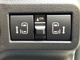 【両側パワースライドドア】スマートキーや運転席のスイッチで後席両側スライドドアの開閉が可能♪電動だから力を入れてドアを開ける必要が無く、小さなお子様でも簡単に開け閉めでき快適です♪