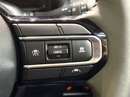 【アダプティブクルーズコントロール】高速道路での長距離走行が楽に！！自動で速度を保つクルーズコントロールが、衝突軽減システムと連携し、前方の車両を感知して車間を保つように速度調節してくれます！！