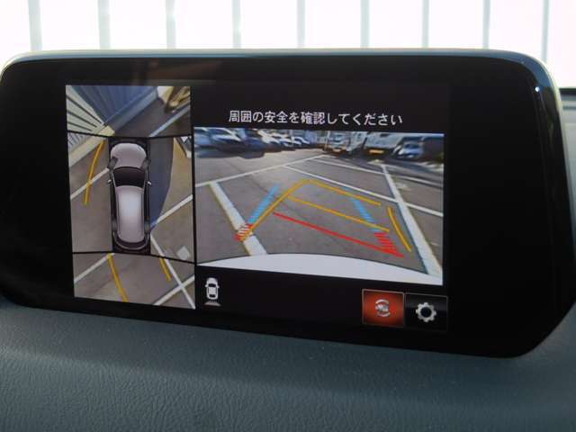 360°ビューモニターでは、両サイドとフロント、バックカメラの合成で、あたかも上空から見下ろした様に周囲を確認して頂けます。駐車場だけでなく、T字路等でも活躍のアイテムです！