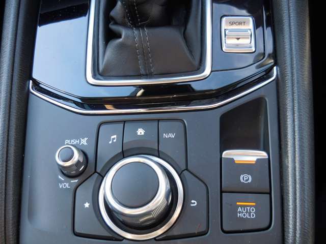 手元には運転姿勢を崩さずに操作していただける、ロータリーコマンダースイッチが装備されております。