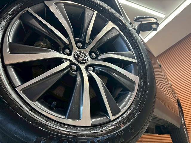 【純正18インチホイール】を装備しております。バランスのとれたアルミで高速走行も安定性が高くなっております。