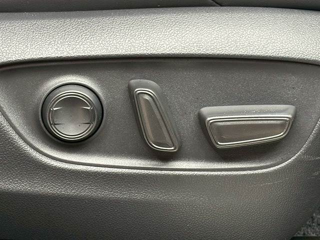 スイッチを操作することで電気モーターが前後スライドや座面の高さ、背もたれの傾きを調整してくれます。