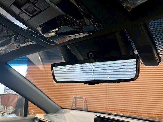 【デジタルインナーミラー】を搭載しております。ミラーにより後方確認ができますので、駐車の際などに役立ちます。
