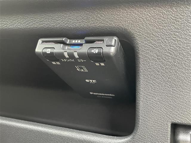【ETC】有料道路を利用する際に料金所で停止することなく通過できる、ETC車載器（ノンストップ自動料金収受システム機器）が装備されています。セットアップを行うことで利用可能になります。