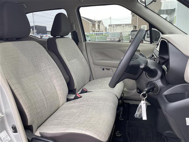 【運転席】座り心地が良いシートなので長時間の運転でも快適にお過ごしいただけます。新品のフロアマットのご注文も可能です。掲載箇所以外にご希望の写真がございましたらお気軽にお問い合わせ下さい。