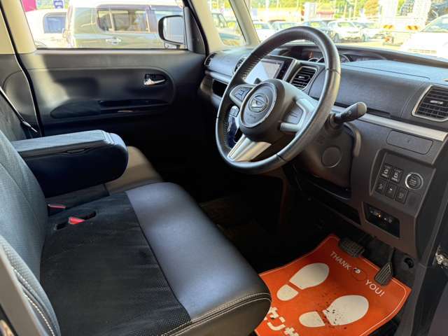 ベンチシート採用で広々！使いやすい車内には定評があります！