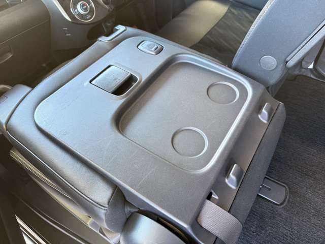 助手席が90°前に倒れます！車内での軽食やお仕事など、使い方が広がります！