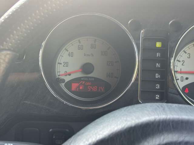 運転席に座ると、専用シートやパーツが、まるでタイムスリップしたかのような心地よい空間を演出してくれます。ぜひ一度、現車でこの内装の雰囲気をご覧ください！