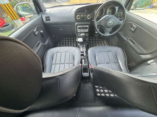 この「ミニライトスペシャル」ならではのメッシュデザインのアルミホイールや専用のフロントグリルが、レトロでおしゃれな雰囲気をさらに引き立てています。