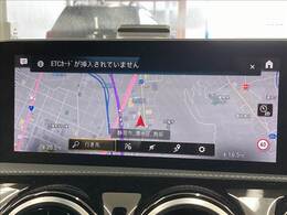 【純正ナビ】一体感のあるナビは、高級感ある車内を演出してくれます。Bluetooth再生などオーディオ機能も充実しておりますので、運転もより楽しめます♪