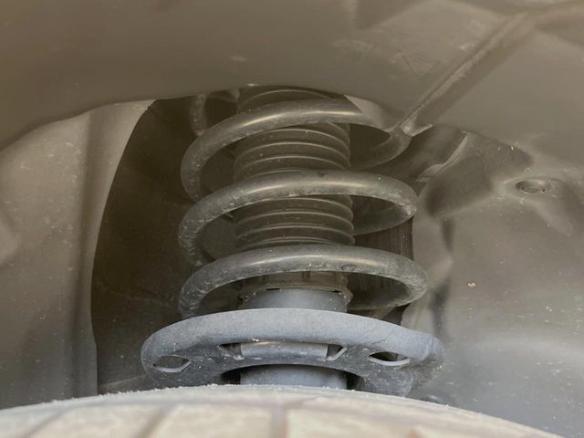 お車を安心してお乗りいただく為には、足回りの定期点検が欠かせません。サービスサポート（有償保証）では無料点検もご提供しており、安心のカーライフをお過ごしいただけるサポート体制が整っています。