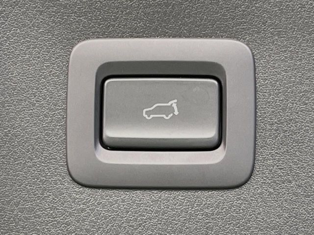 【ハンズフリーパワーバックドア】リアバンパー下部に足先を出し入れするだけでバックドアが自動で開閉♪両手が荷物でふさがっている時でもラクラク開閉操作が行えます！