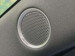 【BOSEサウンドシステム】メーカーオプションの高品位サウンドシステムを搭載。専用のチューニングが施された大小様々なスピーカーから良質なサウンドが奏でられ、臨場感あふれる音響空間を演出します。