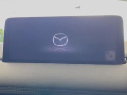 【10.25インチマツダコネクト】車内の雰囲気にマッチした大型ディスプレイ。スマホ接続でのナビ使用やBluetooth再生等、様々な機能が楽しめます。直感的なダイヤル操作が可能で、使い勝手も良好です。