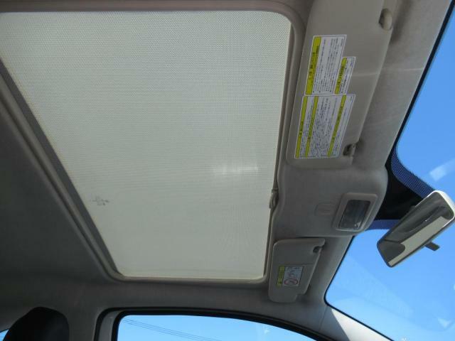 解放感溢れるガラスルーフで車内には太陽の光が差し込みます　サンシャード付です