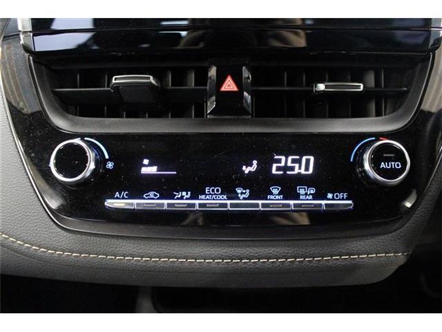オートエアコン搭載車です。室内の空調管理も温度を設定するだけなのでとても便利な装備です。