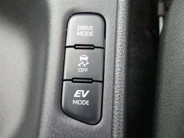 【EVモード】・・・モーターのみの静かな走行が可能になります。　早朝や深夜などエンジン音が気になるときやガレージの出し入れで排出ガスを抑えたいときに便利な機能。