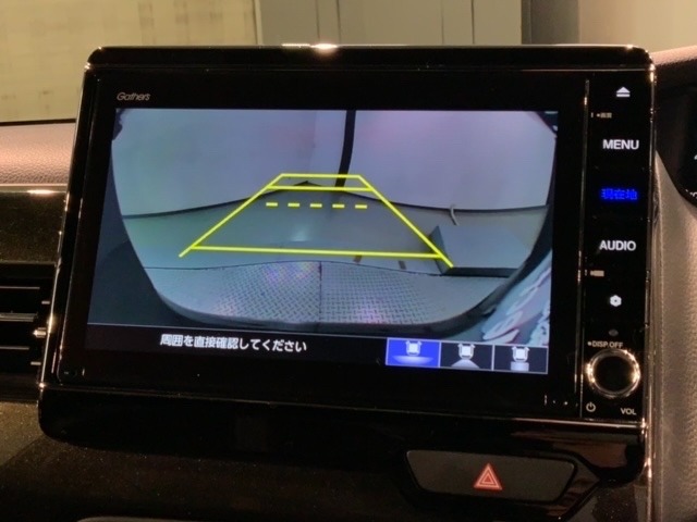リバースギアに入れるだけで後方の表示へ切り替わります。夜間や雨の日の駐車も楽になりますよ。
