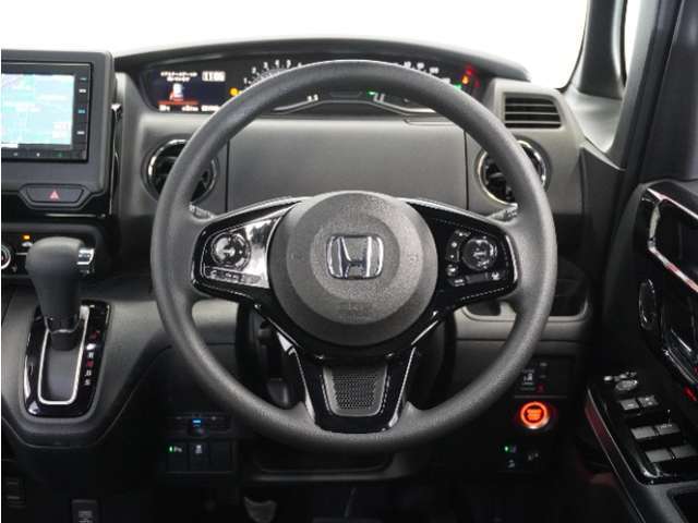 【Honda SENSING】 カメラ等装置で精度の高い検知能力を発揮、安全運転を支援します。ステアリング上のコントローラーに注目！