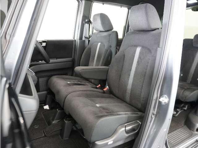 運転席と助手席は足元が繋がっているので自由に行き来しやすいので駐車場が狭いときでも助手席側からスムーズに乗り降りできて便利！