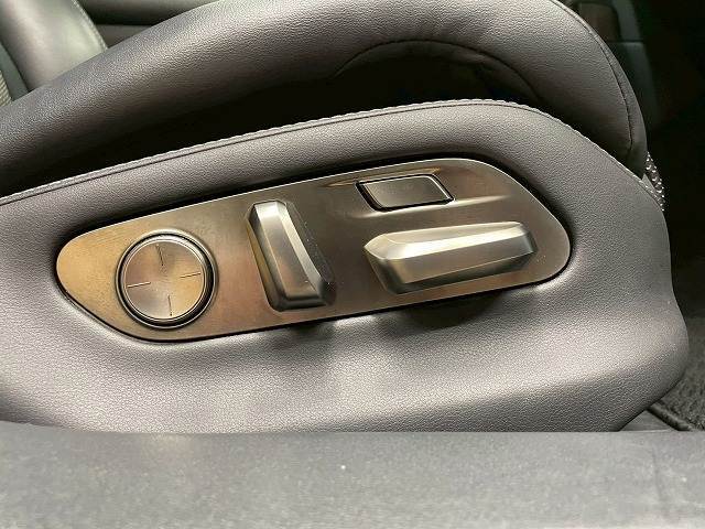 【メモリー付パワーシート】細やかな調整ができ、自分の好きな角度を記憶することもできます。体格を問わずベストポジションがとれ長距離ドライブも快適です。