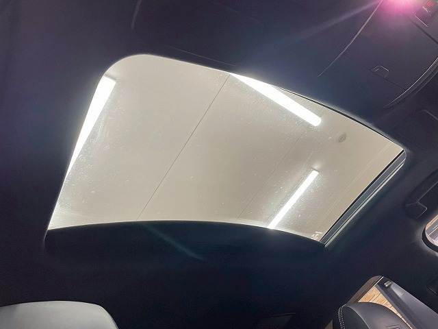 開放感のある人気アイテムの【サンルーフ】搭載。