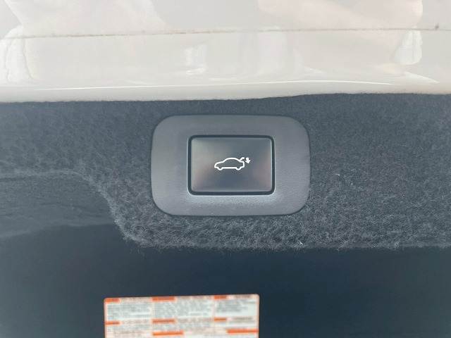 【電動トランクオープン】ボタンひとつで簡単に開閉可能です。高級車ならではの装備は嬉しいですね。