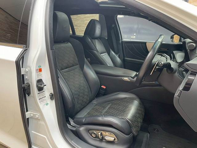 【レザーシート】ならではの高級感あふれる内装がこたわりのアイテム。見た目の高級感とより上質な座り心地をお楽しみください。