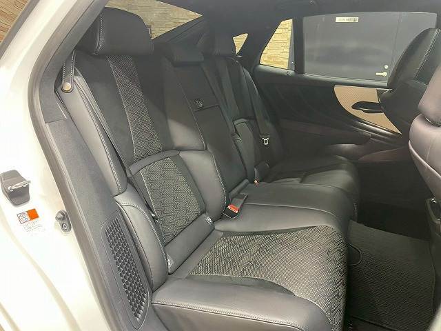 セカンドシートは大人二人が乗っても十分なスペースが確保されております。