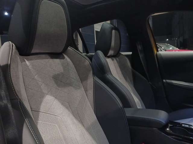 運転席、助手席に社外のシート取り付け可能。120000円～