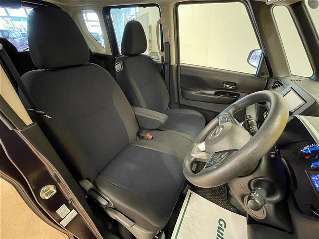 【運転席】座り心地が良いシートなので長時間の運転でも快適にお過ごしいただけます。新品のフロアマットのご注文も可能です。掲載箇所以外にご希望の写真がございましたらお気軽にお問い合わせ下さい。