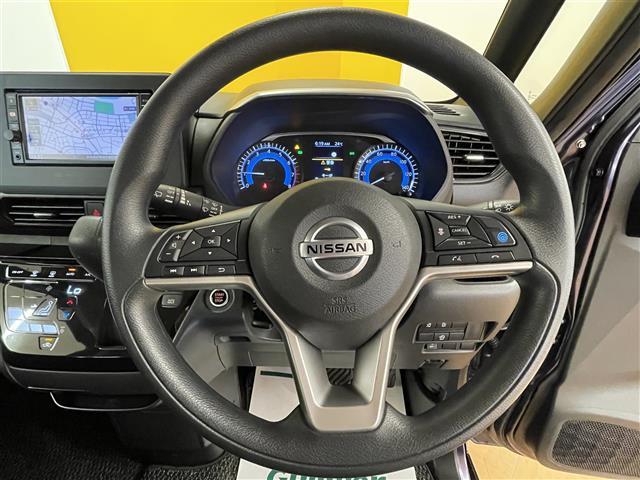 【ハンドル】軽い力で扱いやすいハンドルです。目立つ傷やスレなどなく綺麗な状態です！除菌プランいれていただくとさらに快適に！清潔なお車はお子様にも安心ですね！