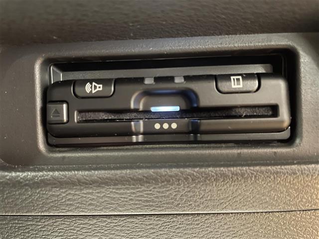 【ETC】有料道路を利用する際に料金所で停止することなく通過できる、ETC車載器（ノンストップ自動料金収受システム機器）が装備されています。セットアップを行うことで利用可能になります。