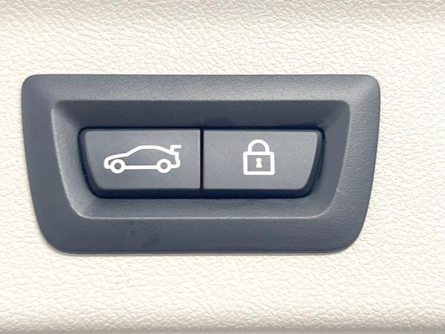 ●電動リアゲート：ワンタッチでリアゲートの開閉ができ、荷物などで両手が塞がっている状態でも簡単に開閉ができる便利機能です。
