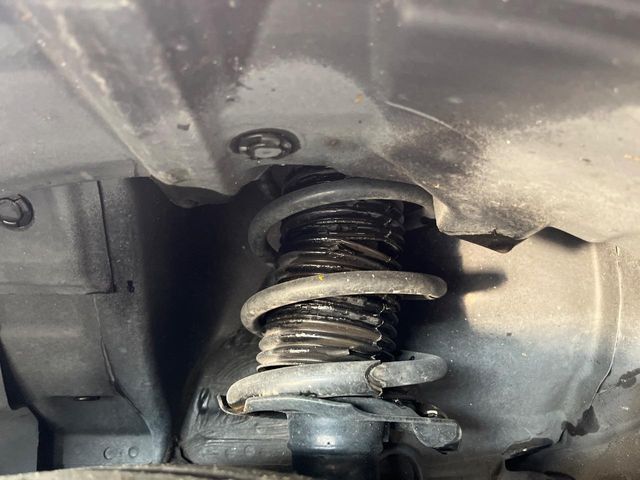 お車を安心してお乗りいただく為には、足回りの定期点検が欠かせません。サービスサポート（有償保証）では無料点検もご提供しており、安心のカーライフをお過ごしいただけるサポート体制が整っています。