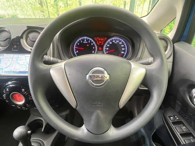 インテリアに合わせたデザインのステアリングは、運転される方のことも考え、運転しやすい形状、大きさです。是非一度、実際に触ってお確かめください。