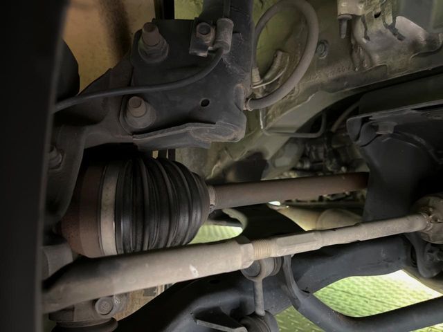お車を安心してお乗りいただく為には、足回りの定期点検が欠かせません。サービスサポート（有償保証）では無料点検もご提供しており、安心のカーライフをお過ごしいただけるサポート体制が整っています。