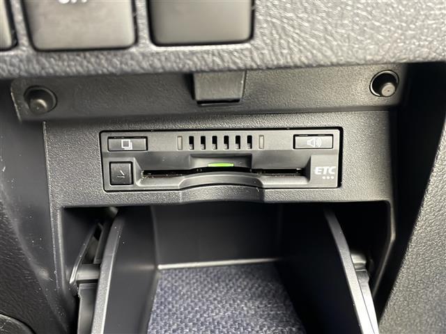 【ETC】有料道路を利用する際に料金所で停止することなく通過できる、ETC車載器（ノンストップ自動料金収受システム機器）が装備されています。セットアップを行うことで利用可能になります。
