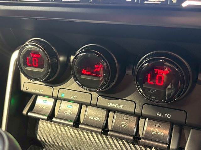 【オートエアコン】車内温度をセンサーが感知してご希望の車内温度になるよう、風量も自動で調整してくれます☆
