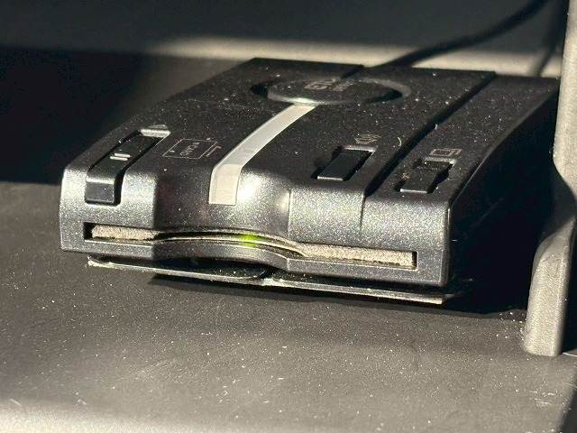 【ETC車載器】を装備しておりますので、ご納車直後からの遠距離ドライブも可能です。土日の利用料金の割引や、朝夕の通行料金を割引料金で高速道路をお楽しみいただけます。