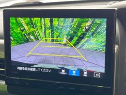 【バックカメラ】駐車時に後方がリアルタイム映像で確認できます。大型商業施設や立体駐車場での駐車時や、夜間のバック時に大活躍！運転スキルに関わらず、今や必須となった装備のひとつです！