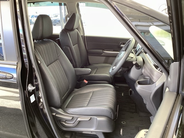 フロント広々、セパレートシートの運転席は、ハイトアジャスターが付いているので、快適にドライブができます。ハンドルはテレスコピック機能で、ハンドル位置を上・下・手前・奥に調節できます。