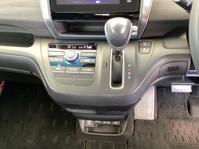 足元スッキリ、インパネシフトです。パーキングブレーキはフットブレーキタイプなので、運転席と助手席の間がスッキリしています。