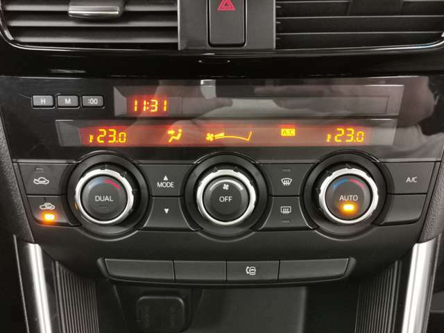 【デュアルエアコン】エアコンの運転席と助手席の温度を変える時に押します。DUALのボタンを押して助手席側の温度調整ができます。