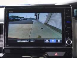 リバース連動リアカメラ付で車庫入れも安心。雨の日や夜間もストレスなく運転していただけます。