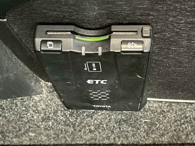【ETC車載器】を装備しておりますので、ご納車直後からの遠距離ドライブも可能です。土日の利用料金の割引や、朝夕の通行料金を割引料金で高速道路をお楽しみいただけます。